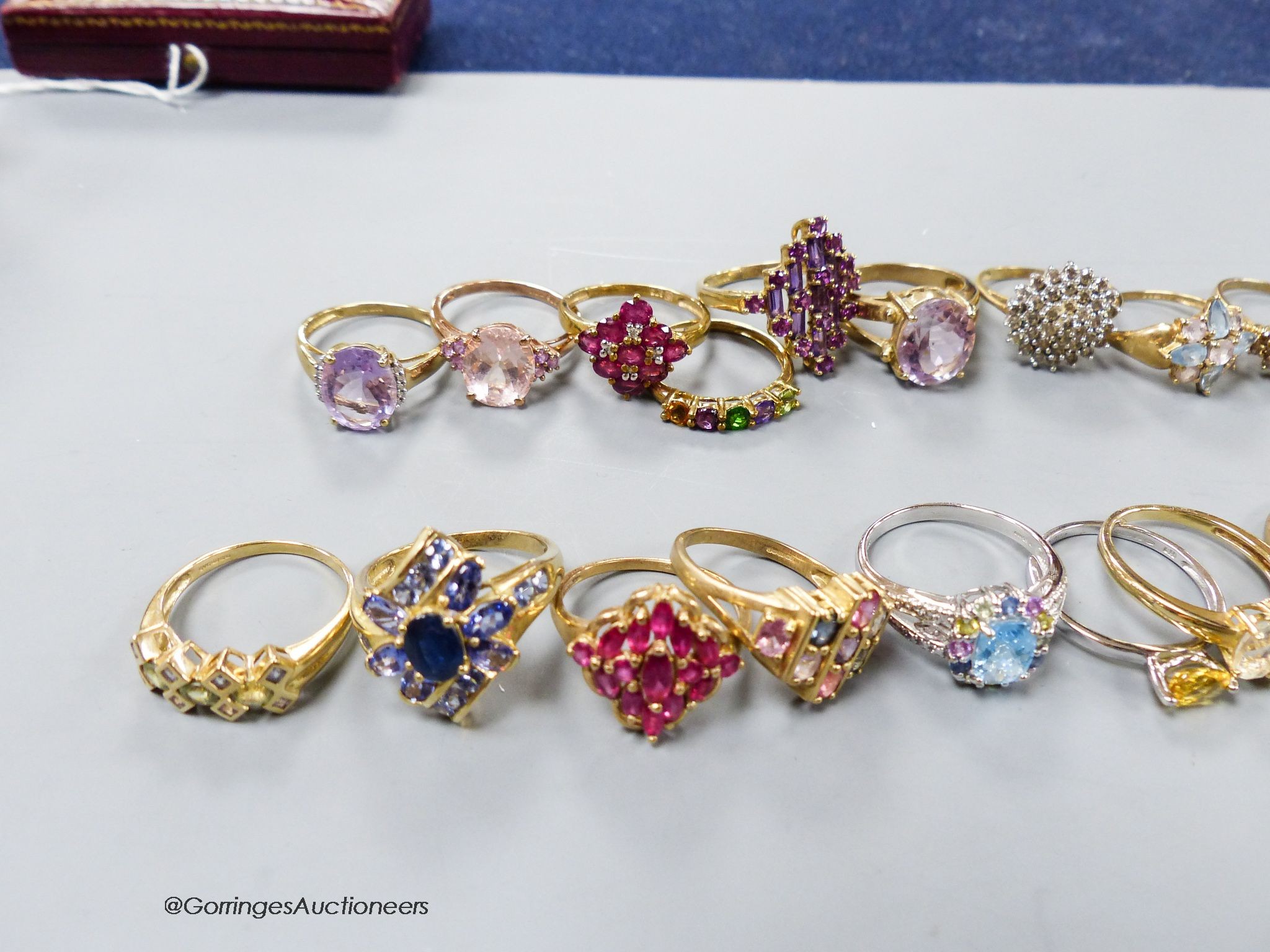 Twenty assorted modern 9ct or 9k and gem set dress rings, gross 59.1 grams.